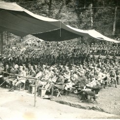 Le public ÃƒÂ  la reprÃƒÂ©sentation la toour de Nesle camp des sapins Argonne (1917).jpg