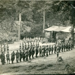 Remise de dÃƒÂ©corations camps de sapins Argonne (1917).jpg