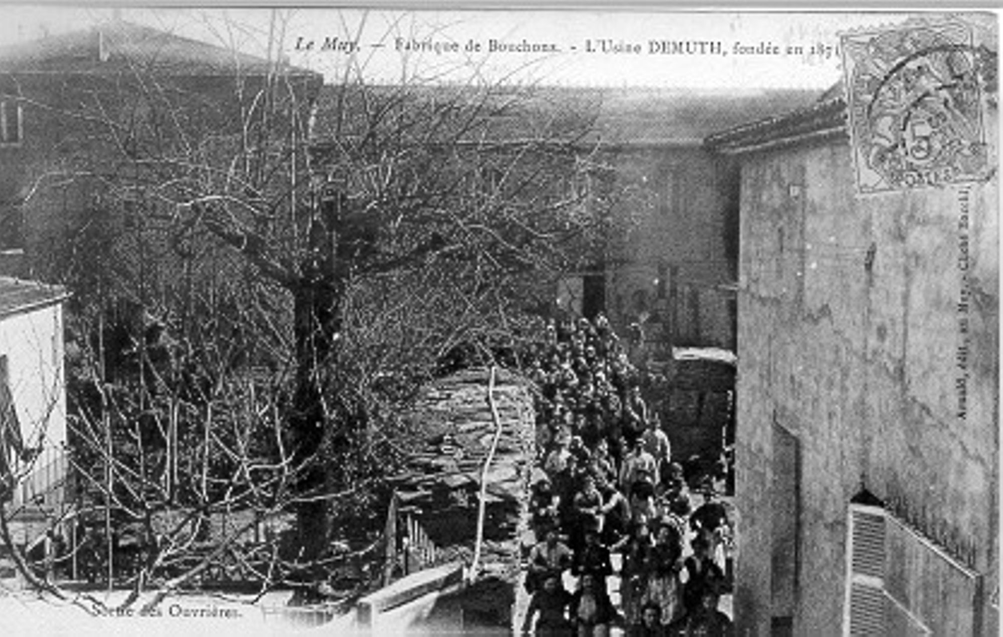 Fabrique de bouchons au Muy (usine  DEMUTH fondée en 1871), sortie des ouvrières 