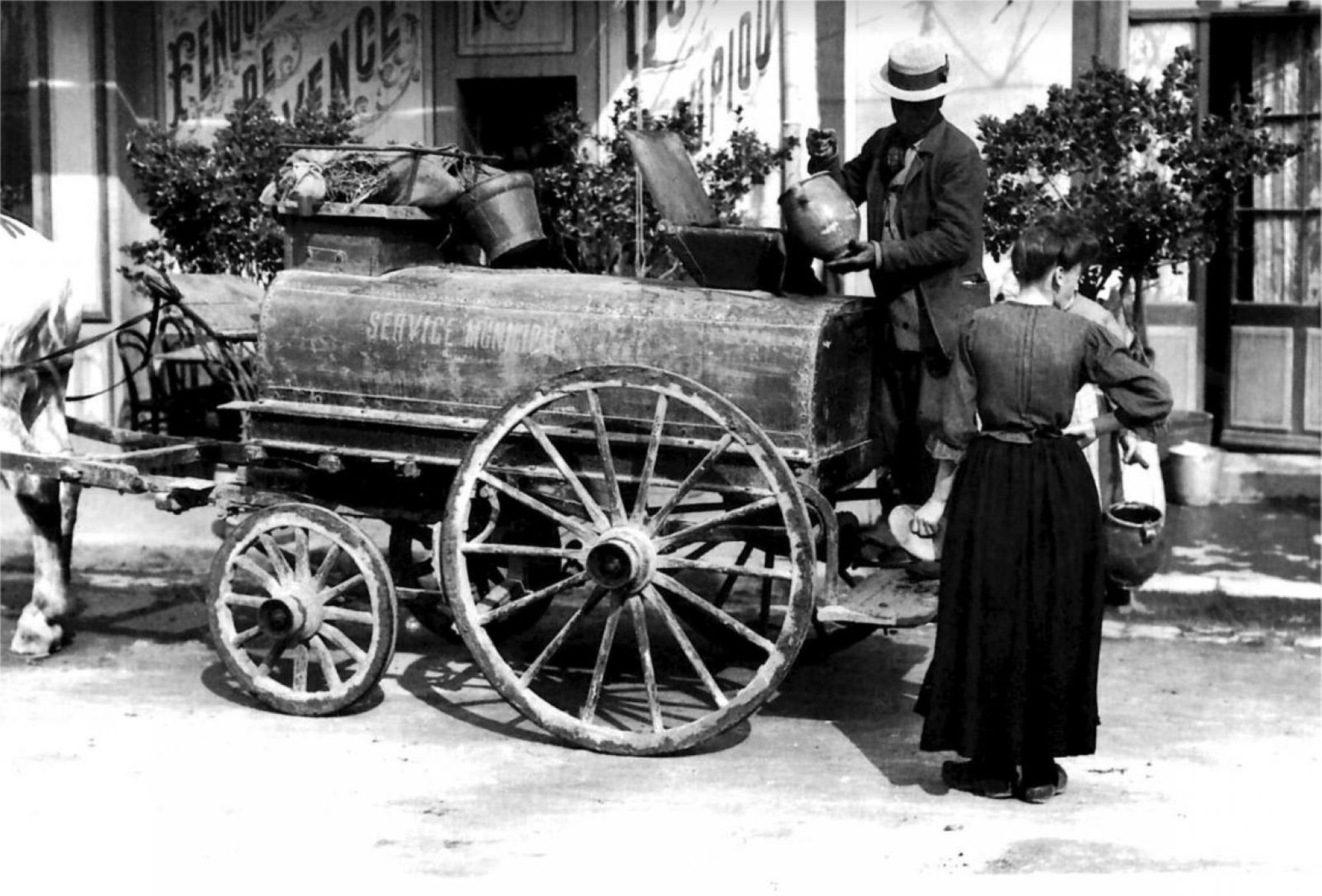 Carte postale représentant un torpilleur chargé de ramasser le contenu des pots de chambre