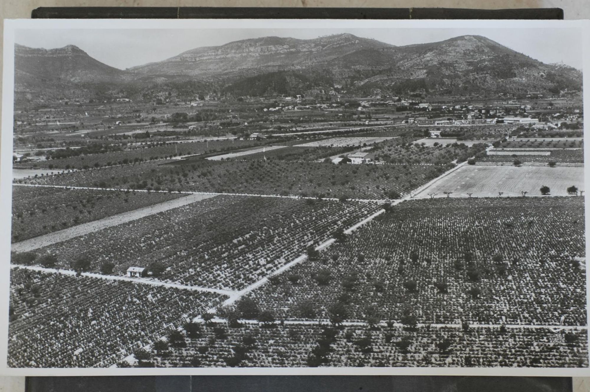 La Crau, documentation aérienne pédagogique sur les massif anciens et la côte varoise